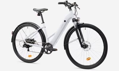 Un vélo électrique gris Rockrider